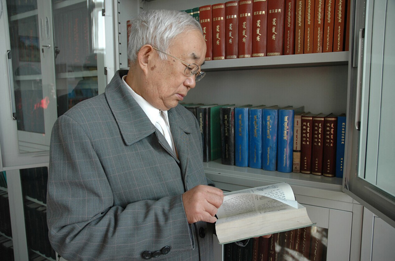 能乃扎布老師是蒙古族,精通漢語、蒙語、英語等多種語言。他是新中國培養出來的第一代蒙古族昆虫學家,也是英國倫敦皇家昆虫學會接納的第一位中國昆虫學家。現年75歲高齡的能乃扎布仍致力於動物學教學和研究工作。