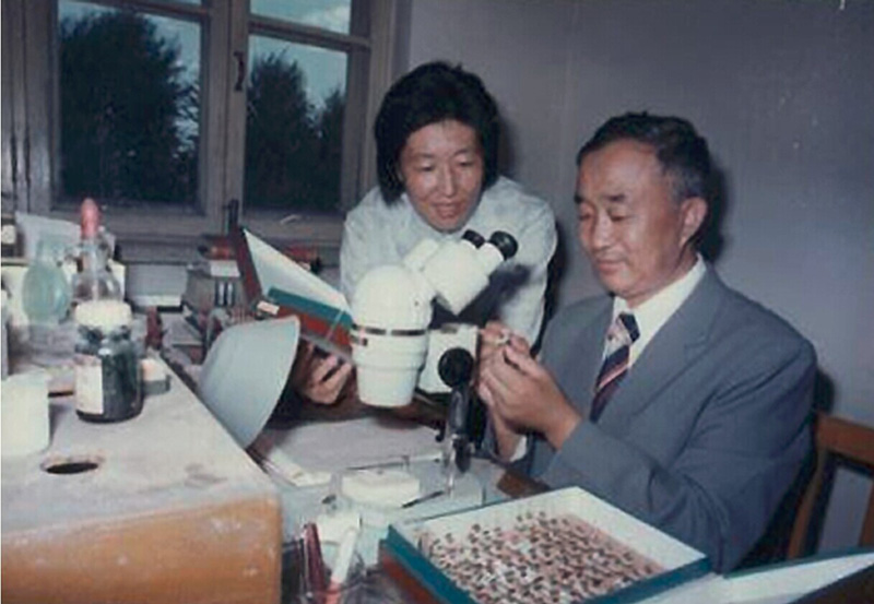 能乃扎布向同學展示昆虫標本