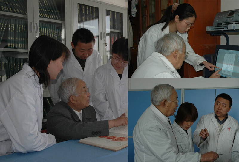 能乃扎布用蒙漢兩種語言教授動物學、無脊椎動物學,解剖學等十幾門課程。遇到教材短缺時,他就和同事們翻譯國外資料,英文翻成漢文,再翻成蒙文,然后油印教材。這麼多年,他一直堅持親自教學,把傳授知識當作己任。(能乃扎布給學生們講課)