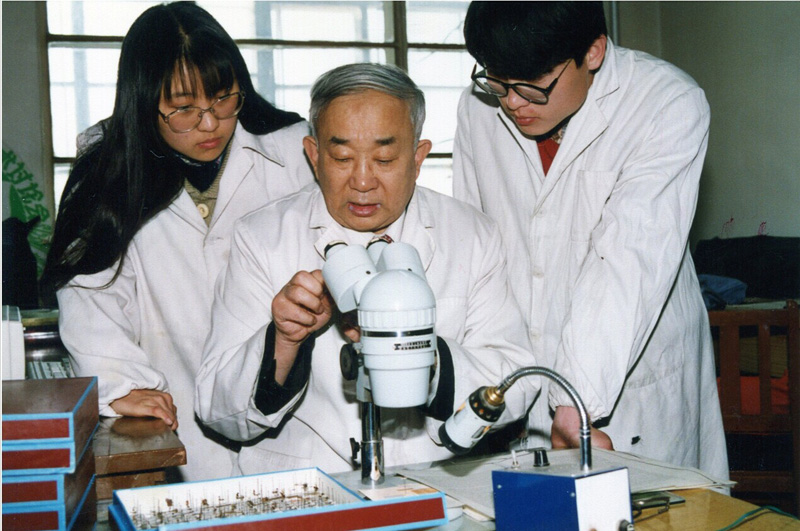 以前實驗條件非常艱苦,能乃扎布就帶領師生一起白手起家建設昆虫標本實驗室。這是能乃扎布在實驗室與同學研究昆虫標本。(能乃扎布在實驗室與同學研究昆虫標本)