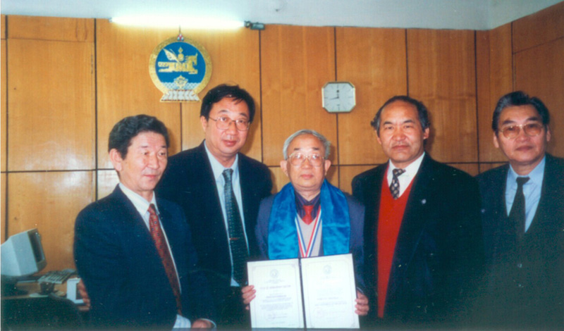 1996年,蒙古國國立師范大學授予能乃扎布名譽博士