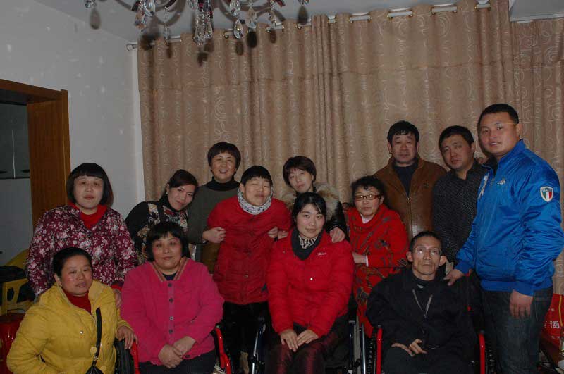 2013年元旦,馮軍和“藍蓮花”組織的義工們一起挨家挨戶接了十余位殘疾人,讓他們齊聚一堂,並為他們奉上可口的飯菜,大家一起過節,氣氛很是熱鬧。“現在一有時間,我還會過去給他們做飯。”馮軍說,通過和殘疾人相處,她懂得了他們的內心渴望,深受觸動。 (馮軍和合肥市殘友在一起吃迎春團圓飯)
