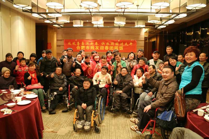 2012年底,馮軍關注女兒微博時,偶然發現一個名叫“合肥義工藍蓮花”的賬號發了條有關幫助殘疾人做飯的微博,從此她情系公益,幫扶老弱殘。 (馮軍和合肥市殘友一起吃迎春團圓飯)