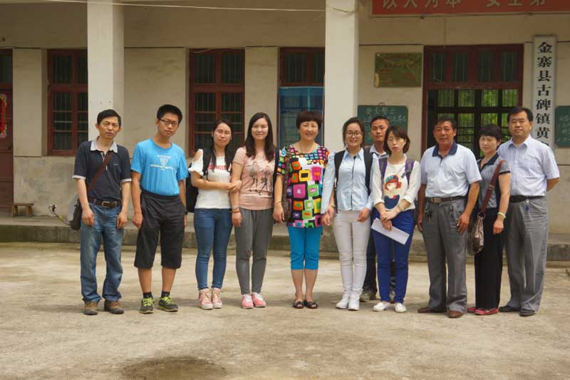 馮軍和其他志願者在六安市金寨縣古碑鎮黃尖小學合影。