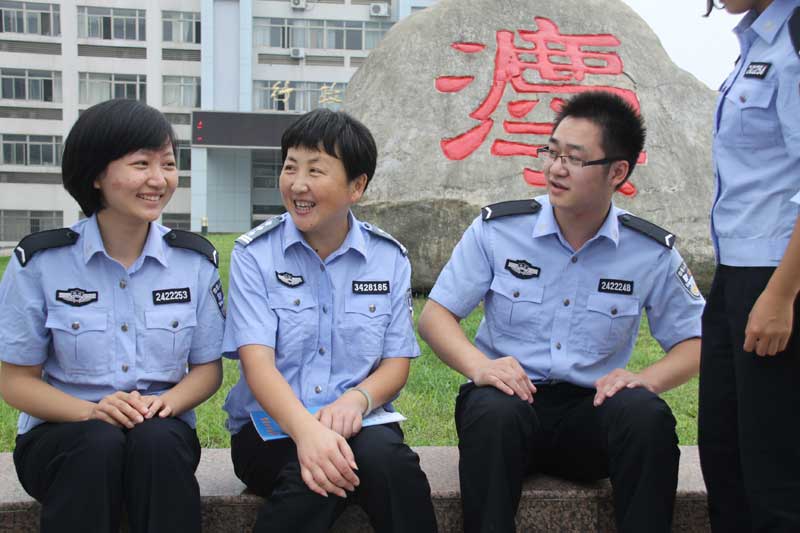 馮軍喜歡玩微信,也經常關注學生的動態。盡管也有些學生現在很少和她聯系,她也能夠釋懷:他們終究要為事業、家庭奔忙。近30年的教學生涯,她始終堅守“不求功名利祿,但求問心無愧”的初衷。“不管是否在同一個城市,也不管是否能常見面,隻要知道孩子們現在過得好,心裡就放心了。”她把他們放在心底去愛。(馮軍和學生在一起)