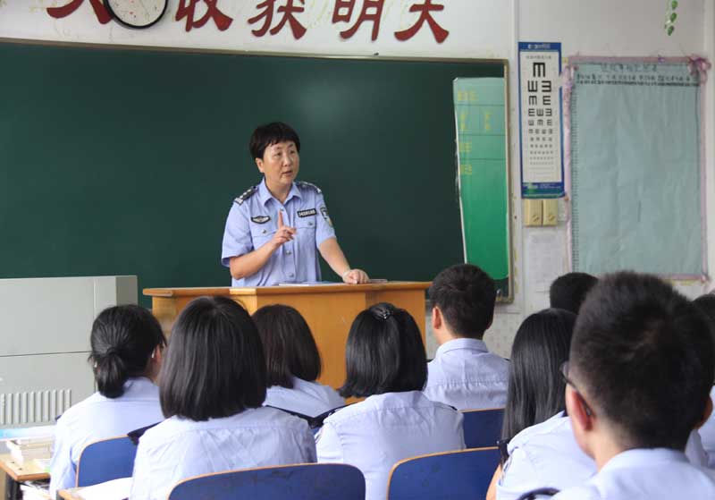 2000年,安徽省警官學校、安徽省司法學校和安徽省政法干部學校合並升格為安徽警官職業學院,馮軍也就在這一年迎來了從普通老師到班主任的轉變。她回憶說,當時警察專業有三個班,自己是警察(3)班的班主任。她要求自己“有愛心、細心、耐心、誠心和關心”,對學生的要求也是這樣.(馮軍在為學生們上課)