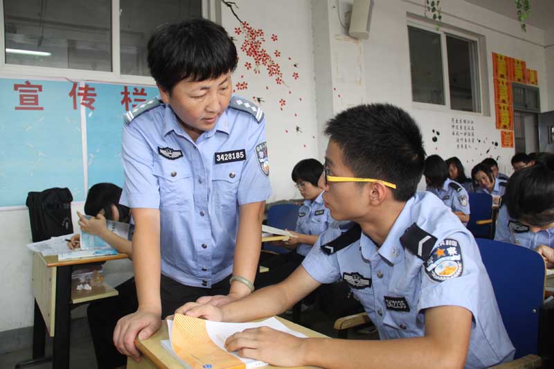 馮軍是安徽警官職業學院的專職輔導員。作為輔導員,她要保持手機24小時開機。半夜12點、1點,馮軍時不時還會接到某個學生的求助電話。身兼該校會計中隊黨支部書記的她,還要負責助學貸款、學校醫保工作和管理學雜費等事宜,愛崗敬業的她多次獲優秀班主任和輔導員稱號。(馮軍在和學生交流)