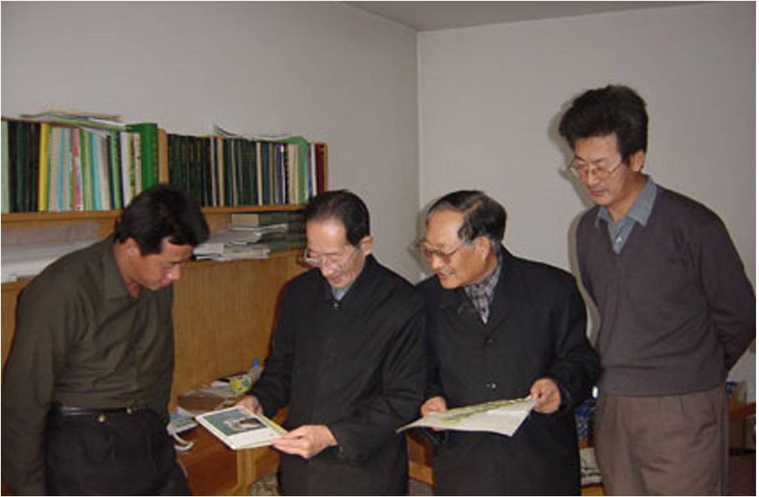 2002年,劉鐘齡與植物學朱宗元教授等人討論草原生物多樣性特征。