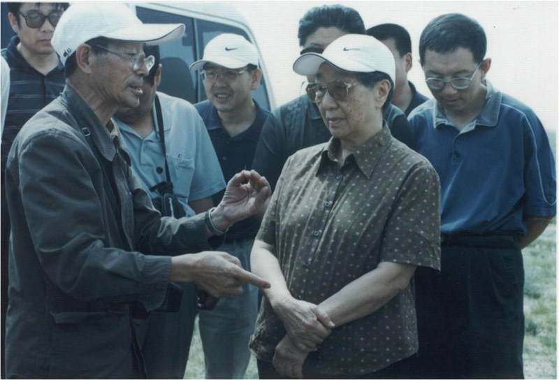 1999年,為了保証西部大開發,西部的水資源是否能夠得到保証,並且在開發的同時不讓生態環境惡化,錢正英接受國家任務與幾十名院士到內蒙古進行實地考察。劉鐘齡隨同當時的國家政協副主席錢正英來到錫林郭勒草原考察,他左手拿著針茅向大家介紹針茅草原的特征。