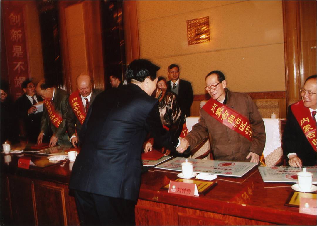 2006年劉鐘齡教授榮獲內蒙古自治區杰出人才獎,楊晶(現為國務院秘書長)與劉教授握手並為其頒獎