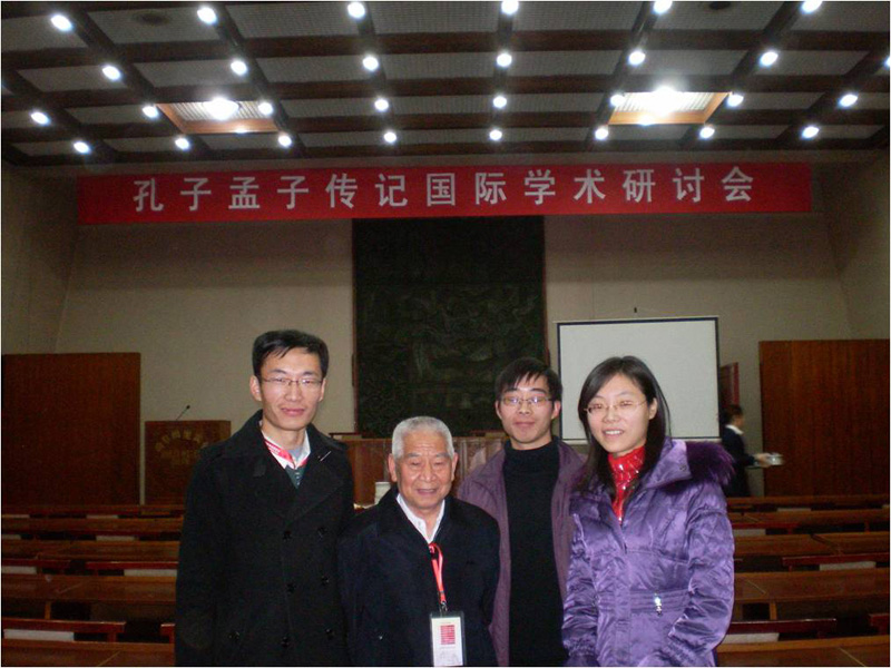 退休后的可永雪還繼續奮斗在研究古代文學的道路上,由於科研經費有限,可老師經常自費去全國各地參加學術研討會,他打趣說道:“我沒有抽煙喝酒的習慣,省下來的錢足夠當路費使的了。”(可永雪參加孔子孟子傳記國際學術研討會)