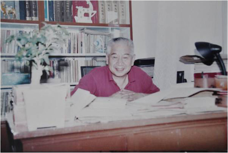 可永雪,1930年生,河北安平人。北京師范大學中文系本科畢業,並考進了北京師范大學中國古典文學研究班。現為內蒙古師范大學文學院教授,中國史記研究會常務理事,主要研究方向為中國古代文學研究,研究《史記》60余載。發表過“《封神演義》的精華和糟粕何在?”(1956年7月1日光明日報《文學遺產》,收入《文學遺產選集》二輯,作家出版社1957年版﹔(圖為可永雪老師在辦公室)