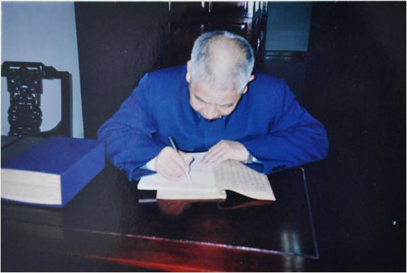 由於當時的圖書館不允許外借圖書,可永雪老師就借來了筆和紙對照著原文開始一點點謄抄。(可永雪來到北京的圖書館借閱書籍。)