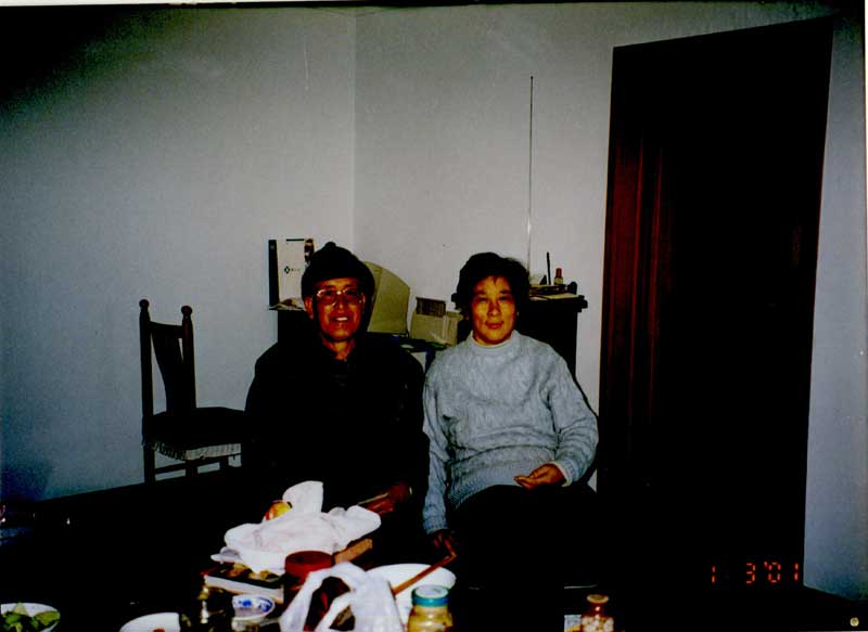 1999年,50歲的桑老師被查出患有尿毒症,住院証在兜裡放了三天,她咬著牙站上講台,最后已是聲音沙啞,近乎失聲。當時她最強烈的感覺是:“我就要永遠地離開講台了。”
桑老師一直深愛著自己的教師工作。北工大一度缺少公共課教師,有時需要任課教師一學期上兩門課。桑敬民總是主動攬活,每周上18節課,工作量繁重。即使在大手術后的恢復期,她依然拖著病體,堅持每周兩晚上課,並解答學生問題。(校長來探望生病的桑老師)
