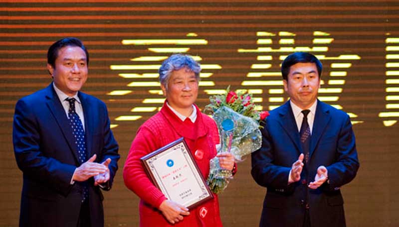 2011年北京工業大學舉行建校50年“感動工大”人物頒獎典禮,經過全校師生和校友的網絡投票,桑老師被評為“感動工大”十大人物之一。“以三尺講台為聖地,身患重病仍心系學生,隨時隨地用言行實踐著德育教師的人格。”是學校給她的頒獎詞,也是對她教師工作的肯定。(北京市委教育工委副書記王民忠、北工大紀委書記龔裕為“感動工大”人物桑敬民頒獎)
