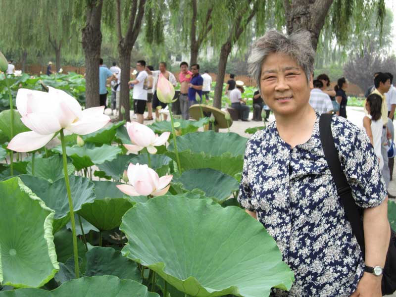 桑老師畢業於中國人民大學哲學系,在中國傳統哲學領域頗有造詣。從1990年開始,桑老師在北京工業大學擔任德育課的教學工作。
談到歷史,講起中國傳統文化,她總是滔滔不絕,從中國歷史、文化中她讀出了太多不為人知的真相,因此也懷有更強烈的民族自豪感。不怕得罪人、說話直率、對學問愛得純粹,她身上還保留著一個知識分子的“天真”。
她深信“善良與智慧成正比”、“行善可以獲得智慧”。從1993年開始,她一直資助希望工程的孩子上學,從那時至今捐出了十余萬元,受助的失學兒童遍及河南、寧夏、內蒙古等地。
(桑敬民老師生活照)