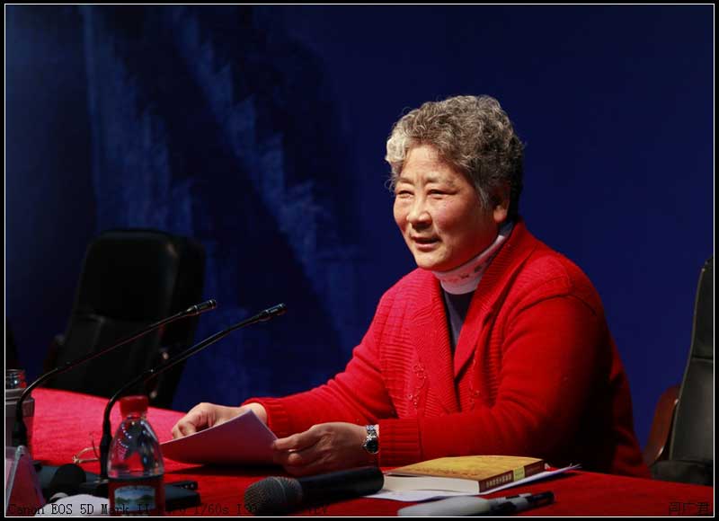 但凡桑老師開課,必場場爆滿,學生們想盡辦法要選到桑老師的課。學校每學期排課時,桑老師200人的大課,總會給她排出一間可容納250人的大教室,因為大家都知道,桑老師的課堂總會“爆滿”,總有人要買“站票”。(桑老師在給學生上課)