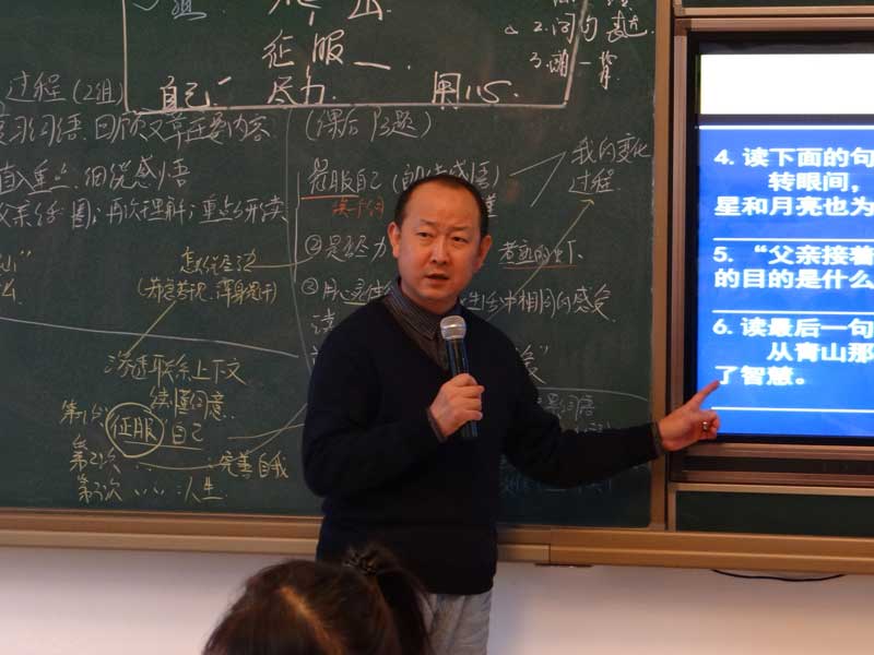 陳延軍,北京師范大學實驗小學語文老師。30余年來,他始終堅守在教育教學第一線,注重立德樹人,讓孩子們全面健康發展。他主動承擔各種公益支教活動,不取分文報酬。從教多年卻不滿足於眼前成績,積極在課堂教學上改革,縮短教教材的時間,在大量閱讀上進行創新。(2012年11月6日陳延軍老師在吉林省高研教師培訓班上指導深度備課。)