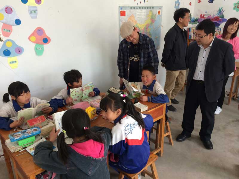 2014年5月27—29日,正值“六一”前夕,陳延軍老師第二次到國家級貧困縣的甘肅省榆中縣參加為期三天的支教活動。在縣教育局局長陪同下,到貧困山區看望兒童和教師,通過現場教學傳達新的教育理念。