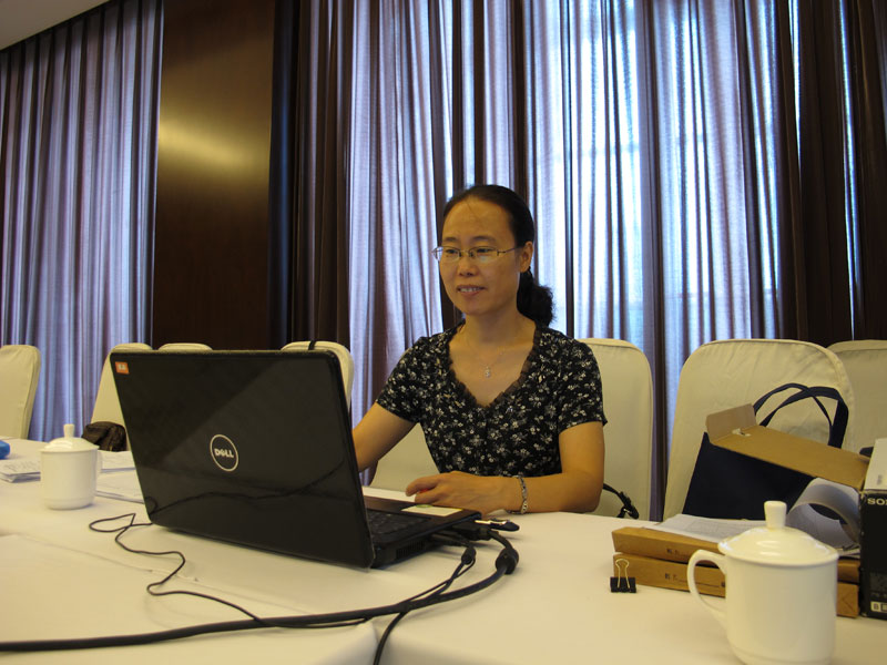 張美榮任教於北京一輕高級技術學校,擔任學校機電類專業課程教學和班主任工作。她從事職業教育教學工作19年,是學校教學一線骨干教師和專業建設學科帶頭人。張老師在工作中總是主動學習新的職教理論和教學方法,並將自己學到的前沿知識融入課堂,教給學生們。