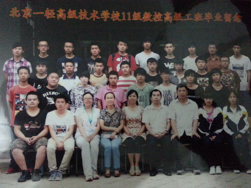 張老師在教學中最注重與學生的溝通、交流,她認為隻有全面地了解學生的思想狀態、學習情況、生活問題,才能及時正確的幫助孩子。孩子們也十分的喜愛張老師,畢業照上紛紛展現著對老師的依依不舍之情。