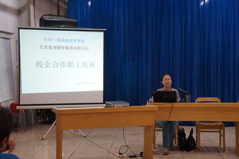 為了加強校企合作,更好地解決企業實踐中的問題,作為學校教學一線骨干教師和專業建設學科帶頭人的張老師積極承擔企業技術、咨詢服務項目等合作課題,開設校企合作職工培訓的課程,以提升企業員工的社會服務能力。