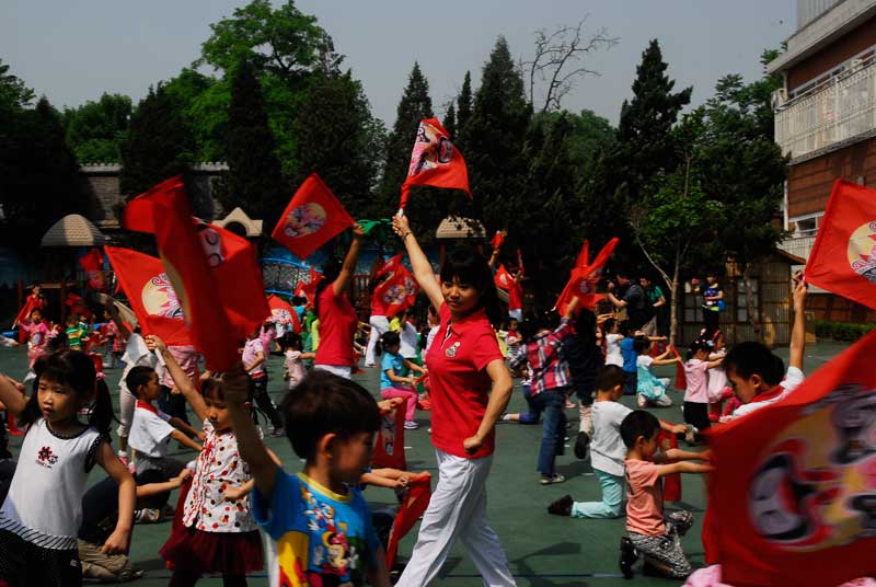北京市第一幼兒園一直致力於幼兒藝術教育的研究,尤其是對中國民族藝術。郭琛和孩子們在《說唱臉譜》歌曲的伴奏下在做京劇臉譜操,既鍛煉身體,又享受著運動與民族藝術相結合而獲得的快樂。