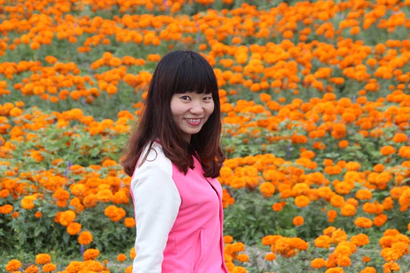 郭琛:女,39歲,中共黨員,北京市第一幼兒園教師,北京市幼兒園市級骨干教師、北京市優秀教師、“京城魅力教師”。郭琛1993年參加工作,21年中她一直堅守在幼教的第一線,從一個18歲的小姑娘慢慢成長北京市市級骨干教師。21年,有苦惱、有辛勞、但更多的是來自於孩子們帶來的幸福與快樂,讓郭琛體驗到作為教師的價值。“我驕傲,我是一名幼兒教師!”郭琛說。
