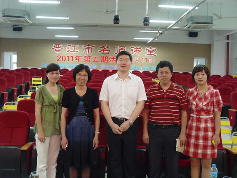張龍,北京市朝陽區芳草地國際學校高級語文教師。獲得過眾多全國、市、區級獎項。然而在這光鮮亮麗的背后究竟承載著多少辛酸與汗水,隻有張龍自己心裡明白。經過對自己的魔鬼訓練,他終於在“全國第八屆小學語文青年教師閱讀教學大賽”中獲得特等獎,完美轉身。
