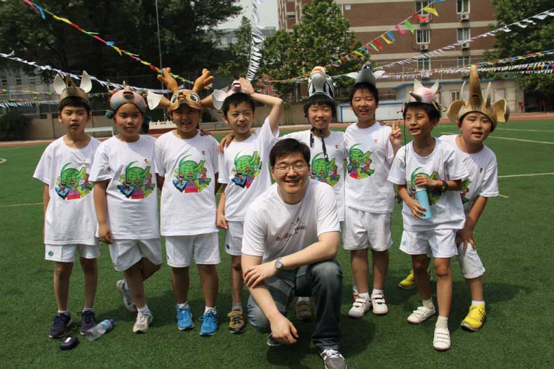 在張龍的帶領下,學生愛上了語文、愛上了讀書。難能可貴的是在教改推進中,學生的成績不但沒有降低,反而穩步提升。2008——2012年,每學期張龍所帶的班級成績均獲校區第一名,成績在朝陽區乃至北京市都名列前茅。所教的畢業生考入北京市重點中學的比例達92%,贏得了學校、家長一致的認可。同時,為了豐富學生的學習生活他還在班中成立社團進行活動,這是張龍班級成立的葫蘆社團。