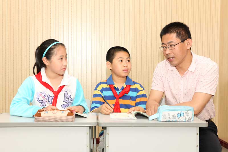 在學習理論知識的同時,孫貴合又積極參與了“小學生學習效果評價”“小學生創新意識的培養”“讀懂中小學生數學學習過程和方法研究”等教育部及市級課題的研究。在研究過程中,他更是發現了自己對學生的關注以及對課堂生成的把握還有很大的差距,從而自己在課堂教學中更加努力改進。“就像我的名字一樣,‘貴合’貴在合作,我很慶幸我在這樣一個相互合作、相互支持的大家庭裡。”(2012年孫老師與學生們一起做客大興電視台)