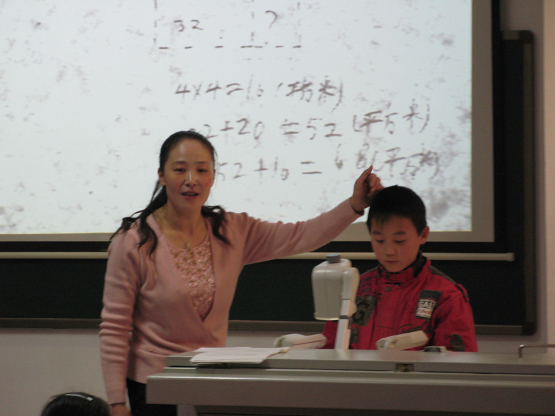 她立足學校的研究,輻射全區11所學校教師,在市、區級研討活動中我和我指導的老師們承擔研究課50多次。形成了自己的教學特色。並抓住機會,通過她的課例與其他省市的教師交流。這張圖是她到兄弟學校交流。