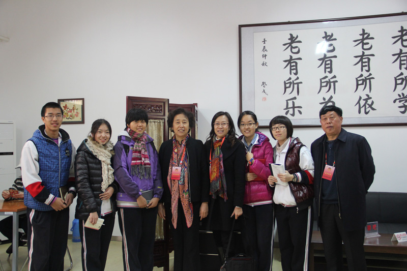 2009年以來,王蘋先后在北京市和外省市教師就政治課教學、教師專業發展、教研組建設、教育科研、師德等方面的經驗交流近30場次,毫無保留地介紹自身教學經驗與教學追求,在北京市乃至全國政治學科領域形成一定的影響力。(與學生一起參加朝陽區政協委員視察活動合影)
