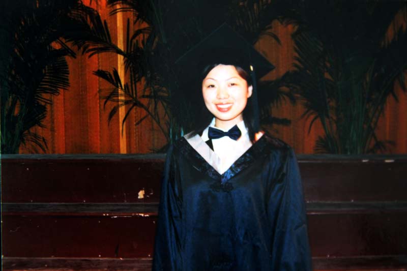 2003年6月,侯美玲在淮陰師范學院畢業典禮上留影。那一天,她作為優秀畢業生代表接受了校長的“撥穗禮”。在淮陰師范學院的四年,她得到了很多老師、同學的關心和幫助,雖然淮陰師范學院不是名氣很大、學科超強的學校,但卻是一所有“人情味”的大學,有“人情味”的大學培養了很多“人性化”的未來教師。雖然她在本科畢業后就進入東南大學繼續攻讀碩士,但在畢業典禮上的侯美玲暗暗發誓:“以后我還是要從事教育事業,我要將我在淮師感受的溫暖和關愛永遠傳遞。”