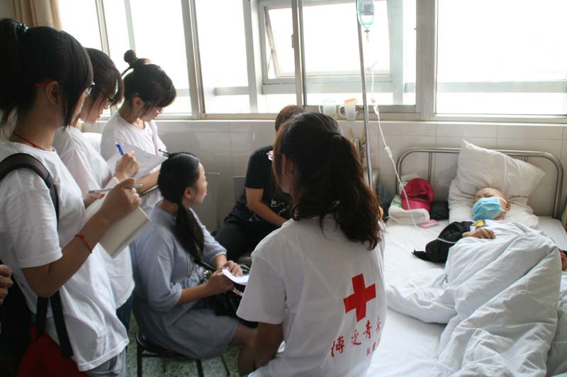2012年7月3日,我帶領同學走進淮安市第一人民醫院看望白血病患者,我們相信:點滴凝聚 生生不息——愛是我們共同的血型!