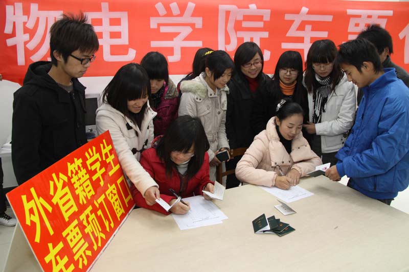 作為一名輔導員,侯美玲留心到很多學生都來自福建、甘肅等外省,那時網上訂票還沒有普及,學生買票很不方便,於是她嘗試開設了外省籍學生車票預訂窗口,匯總學生車票信息,為學生春節回家買一張溫暖的車票。