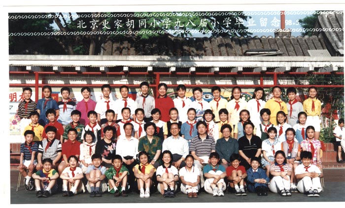 98屆畢業學生李非一說她教育理念先進,教寫作文從不束縛大家思維,並且“全身心的投入到教育我們這些孩子當中,不求什麼物質回報。”