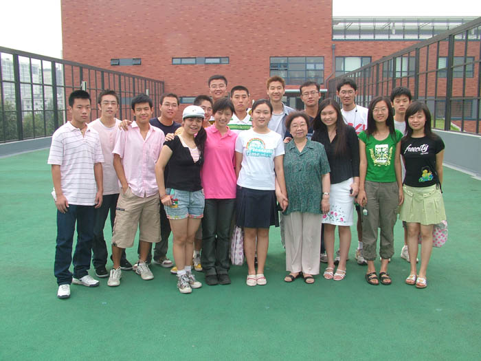 1998屆畢業生考上大學后回史家胡同小學探望孫老師,並在操場合影