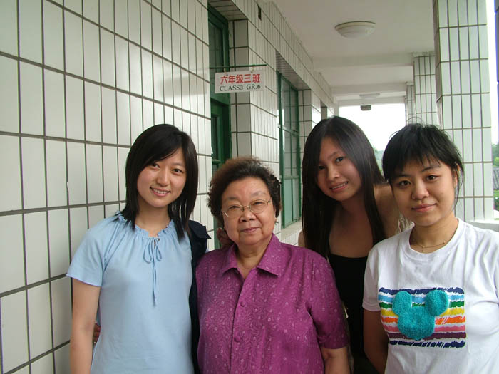 1998屆畢業的同學們回史家胡同小學探望孫老師