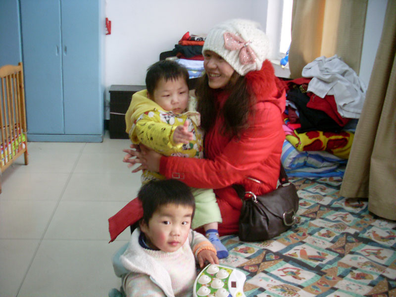 2007年和2009年,路老師都教畢業班,這兩屆畢業生的成績,在昌平區名列前茅,她本人獲得了昌平區“教學優秀教師”稱號。有些城鎮學校的領導甚至想到流村中心小學取經。他們哪裡知道,路老師為了提高班裡學困生的成績,每天都義務地給學困生補課。路老師的愛心不僅僅是對她的學生,她還經常看望福利院的老人和孩子,這張圖拍攝於2012年流村鎮高口福利院。