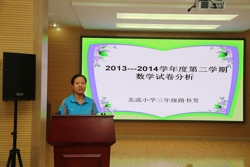 “書籍是人類進步的階梯”,因此向書籍學習是她每天的功課。《第五十六號教室的奇跡》使她的眼界大開,“做雷夫這樣的好老師”是她終生追求的目標。日常工作中,她對自己要求嚴格,語文教學從預習習慣,書寫習慣、到提問習慣,記筆記習慣,她都認真培養,每天都在為成為一個更優秀的老師而努力。