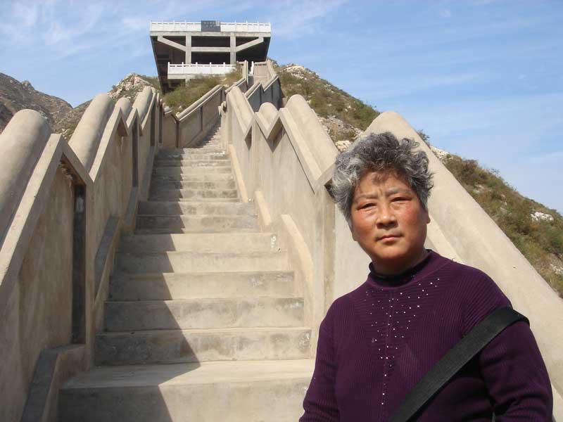 照片中的建筑是黃帝城,位於涿鹿縣,是歷史上的涿鹿故城,據《史記•五帝本紀》所述"黃帝邑於涿鹿之阿"。經過"黃炎之戰"、"黃蚩之戰"后,又"合符釜山",統一華夏各族,建立了我國歷史上第一座都城。為了寫書,桑老師曾五次來到黃帝城考察。(桑老師在黃帝城考察)