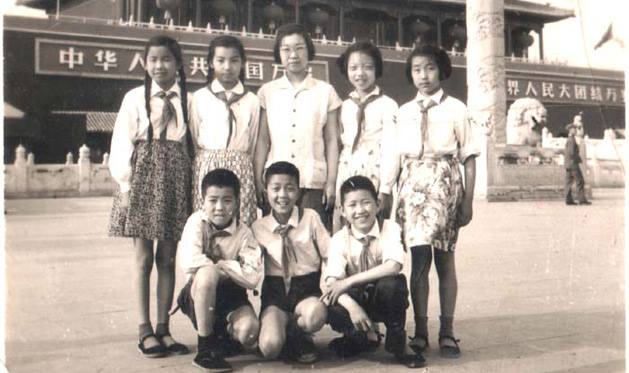 孫蒲遠老師
1961年從事教育工作至1998年從史家胡同小學退休,隨后又被該校返聘11年。縱今已71歲高齡,仍心系教育,發揮余熱,踐行著“春蠶到死絲方盡,蠟炬成灰淚始干”的教師風范。
她是教育專家,更是教育實踐家,一生所獲榮譽無數,曾評為特級教師,中國關工委兒童發展研究中心專家,先后獲得全國少先隊優秀輔導員、北京市先進少年兒童工作者、“紫禁杯”優秀班主任特等獎等。
她曾在《人民日報》《光明日報》等報刊上發表文章上百篇,出過多本教育著作,其中《美麗的教育》一書曾被文化部、財政部選入送書下鄉工程書目。