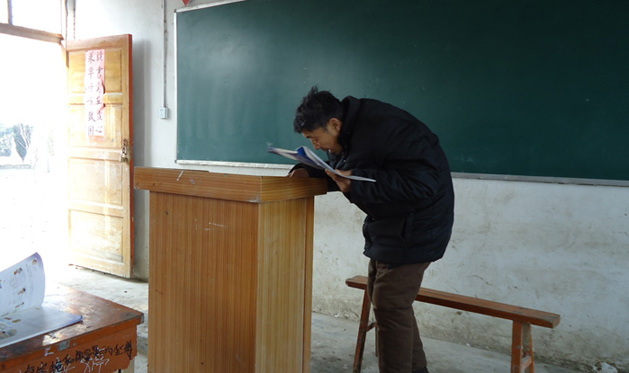 朱景科老師
今年53歲的朱景科是蒙城縣籬笆鎮姜劉村朱庄的一名小學老師,學生們都親切地叫他彎腰老師。身患強直性脊柱炎,背部與下半身已彎成90度,每天需要靠止痛藥來緩解疼痛。但他為了鄉村孩子的求學夢,不顧醫生勸阻,毅然堅守在工作崗位上,一堅持就是26年。
上個世紀80年代,朱景科被診斷為強直性脊柱炎,從那時起他的背就開始漸漸變彎,頸部僵硬,頭部不能扭轉,兩臂也舉不起來,行走越來越困難,沒過幾年,他的背部已幾乎與下半身成90度。也是從那時起,止痛藥成為了他生活的必需品。長年服用止痛藥加上病痛的折磨,53歲的朱景科比同齡人蒼老很多。