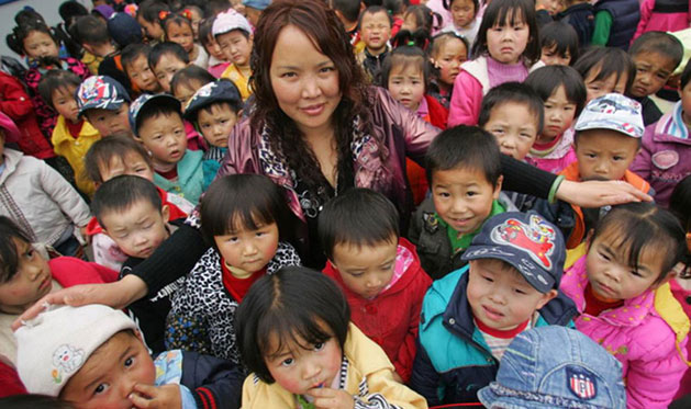 向紅老師
在其他同學選擇到大學深造的時候,向紅卻義無反顧的選擇了幼兒園教師這個職業,一干就是27年。在向紅看來,幼兒園教師是她的使命,也是她的生命。
1996年辦園初期向紅隻招到了18個孩子,家長們根本不願意把孩子送進來,每當下雨下雪向紅等不到前來上學的孩子時她都會跑到孩子家裡把孩子抱到幼兒園。在那個不到三十個孩子的小山村裡,向紅這樣堅持了4年。
2007年向紅賣了家中唯一一套住房和一輛車子,還借款貸款籌集資金近50萬買下了四合院的四間樓房改建達到市二級幼兒園標准,雖然欠下了債,但向紅心裡卻美滋滋的。