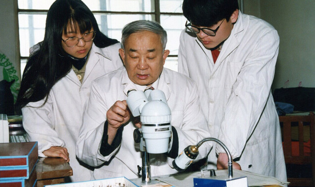 能乃扎布老師
新中國培養出來的第一代蒙古族昆虫學家。內蒙古師范大學生命科學與技術學院教授,碩士研究生導師。現任中國第四屆科學技術協會委員、是蒙古國科學院寄生虫學會名譽會員、英國倫敦皇家昆虫學會會員、美國半翅目昆虫學會會員。
長期從事動物學教學和研究工作,使用蒙漢兩種語言講授動物學、無脊椎動物學、昆虫學、昆虫分類學、半翅目昆虫概論、半翅目分類學、植物保護學等十幾門不同層次和內容的課程。主持多項國家、自治區級科研課題,共收集半翅目昆虫標本700多種,20多萬頭,其昆虫分類學方面的成果處於該學科領先地位。