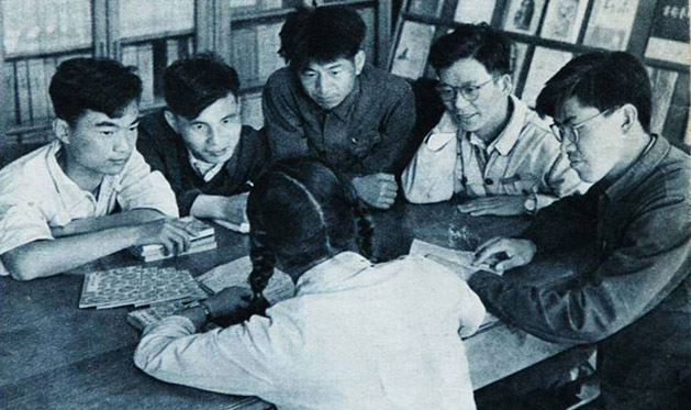 可永雪老師
1930年生,河北安平人。1954年8月畢業並考取北京師范大學中國古典文學研究班。1957年9月研究生畢業,被分配到內蒙古師范學院(今內蒙古師范大學)任教。曾任中文系古典文學教研室主任、黨總支副書記。現任漢文系副教授、語言文學研憲所研究員。主要研究方向為中國古代文學研究,研究《史記》60余載。
參加歷次全國《史記》研討會,1993年起享受政府特殊津貼,《史記文學成就論稿》一書1996年被評為內蒙古自治區普通高等學校優秀教材一等獎。