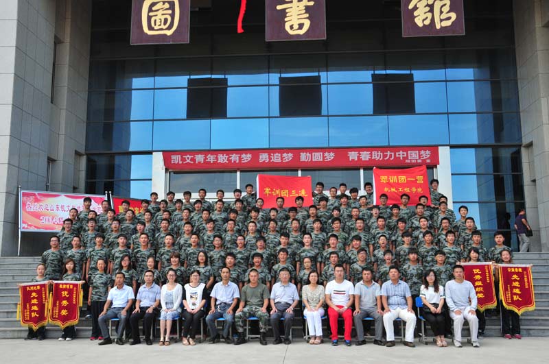 鈕老師平常會積極的融入到學生當中去,圖為鈕老師和新生軍訓連合影留念。