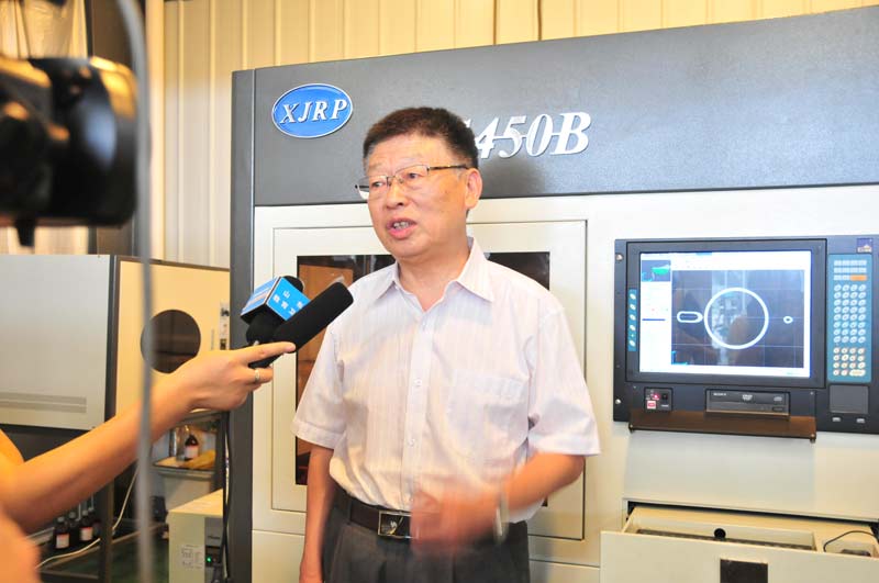 鈕平章,山東凱文學院機械學院院長兼實訓中心主任。鈕平章教授不僅全身心投入到科研和教改之中去,而且他還主動承擔上課任務,年平均課時達260學時。學生評價鈕老師上課時說:“鈕老師上課知識面廣,教法靈活,理論聯系實際,注重學生職業能力和職業道德培養,我們都願聽。”在同學們眼中,鈕院長不僅是一位學識淵博的師者,更像是自家的長輩一樣可親可敬。