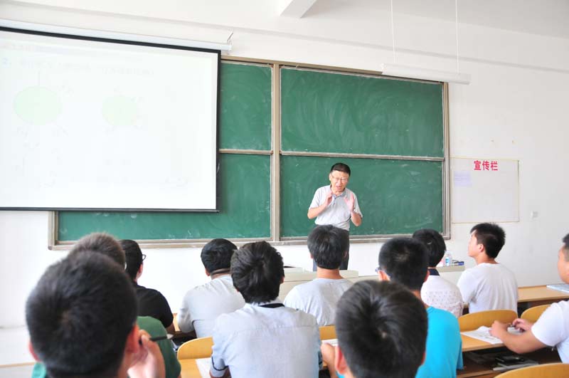 鈕老師利用學生自習時間來到教室了解學生的學習情況。他先是給同學們介紹專業發展前景和專業最新發展動態,隨后就學生困惑的就業問題進行了細致的解答。通過這種互動交流,鈕老師對同學們有了更深入的了解,幫助大家解決了學習生活中的實際問題。